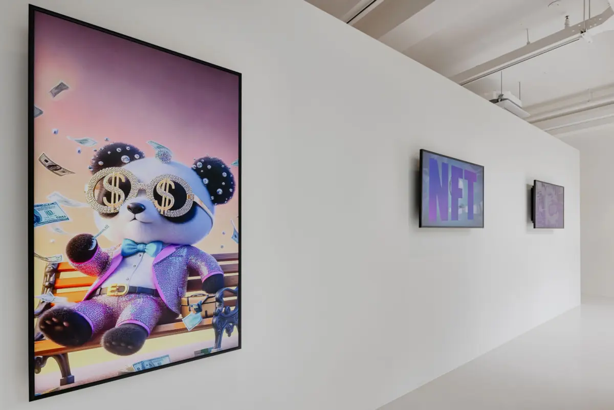 팝아트 NFT가 빛나는 화이트 갤러리